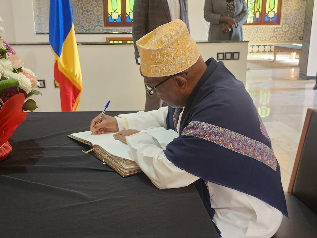 Livre de condoléances à l'Ambassade du Tchad à Rabat.